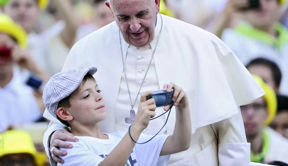 epa12044040 (FILE) Pope Francis poses for a picture with a child during the meeting with thousands of altar boys in St Peter's Square, Vatican City, 04 August 2015 (reissued 21 April 2025). Pope Francis died on 21 April 2025 at the age of 88, according to the Holy See. Born Jorge Mario Bergoglio in Buenos Aires, Argentina on 17 December 1936, was appointed leader of the Catholic Church on 13 March 2013 succeeding pontiff Emeritus Benedict XVI. EPA/GIORGI ONORATI *** Local Caption *** 50784481