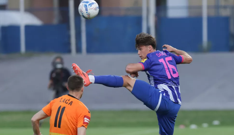 Zagreb, 22.04.2025 - Susret 31. kola HNL-a NK Lokomotiva - HNK Šibenik. Na fotografiji Ivan Laća, Luka Dajčer.foto HINA/ Admir BULJUBAŠIĆ/ abu