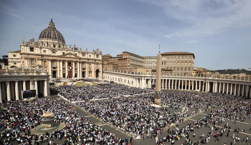 epa12042154 Faithful attend the Holy Easter Mass in Saint Peter's Square, in Vatican City, 20 April 2025. EPA/ANGELO CARCONI