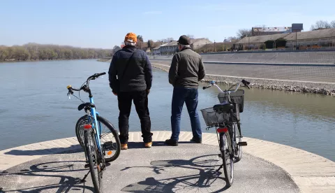 Osijek, 21. 03. 2025., Donjodravska promenada, šetnica, lijepo vrijeme, sunčano vrijeme, toplo vrijeme, proljeće, umirovljenici, braća, umirovljenik, bicikl, bicikli, Drava, slobodnjak, slobodnjaciSNIMIO BRUNO JOBST