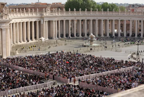 23.04.2025., Rim, Italija - Brojni vjernici okupljaju se na Trgu sv. Petra gdje ocekuju procesiju s tijelom pape Franje koj ice biti premjesten u baziliku sv. Petra. Photo: Luka stanzl/PIXSELL