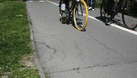 09.04.2018., Osijek - Rupe na bicklisticim stazama - nedaleko Gajevog trga, elektricna punionica za automobileFoto: Zeljko Sepic/Glas Slavonije