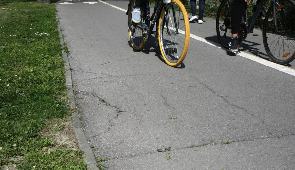 09.04.2018., Osijek - Rupe na bicklisticim stazama - nedaleko Gajevog trga, elektricna punionica za automobileFoto: Zeljko Sepic/Glas Slavonije
