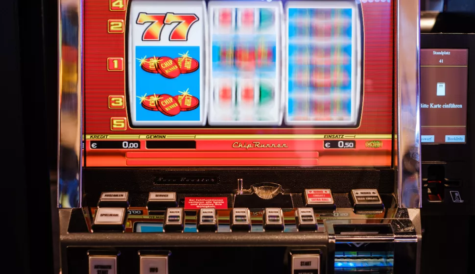 17 December 2021, Lower Saxony, Brunswick: Slot machines are located in the new casino in Braunschweig. The Braunschweig casino offers roulette, poker, blackjack and gambling machines on a total area of 1300 square meters. Photo: Ole Spata/dpa Photo: OLE SPATA/DPA