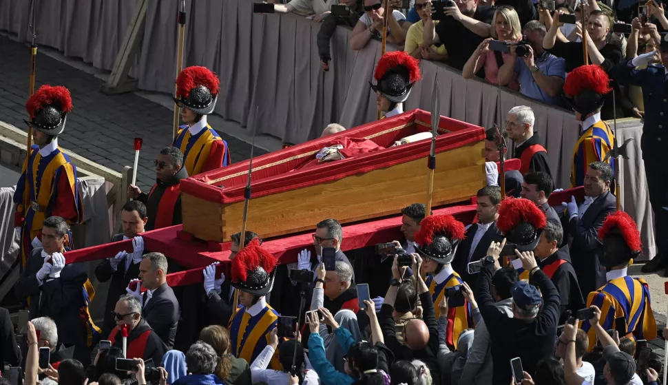 epa12048279 Pallbearers carry the coffin of Pope Francis past faithful to Saint Peter's Basilica, in Vatican City, 23 April 2025. The body of the late pontiff was transferred from the Chapel of Casa Santa Marta to Saint Peter's Basilica for three days of lying in state. The funeral will take place on 26 April 2025. EPA/RICCARDO ANTIMIANI