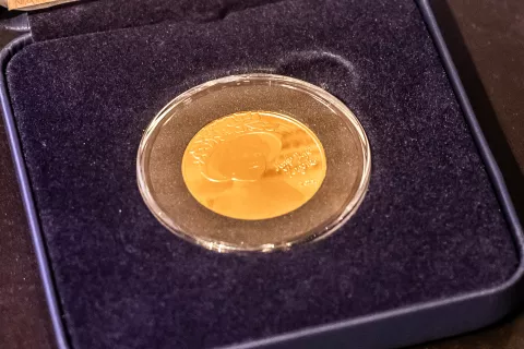 Zagreb, 23.04.2025. - Hrvatska narodna banka u suradnji s Hrvatskom kovnicom novca nastavlja seriju "Hrvatska književnost", predstavljajući novo numizmatičko izdanje posvećeno Mariji Jurić Zagorki, prvoj hrvatskoj novinarki i jednoj od najčitanijih književnica u Hrvatskoj.Na fotografiji zlatnik Marija Jurić Zagorka.foto HINA/ Edvard ŠUŠAK