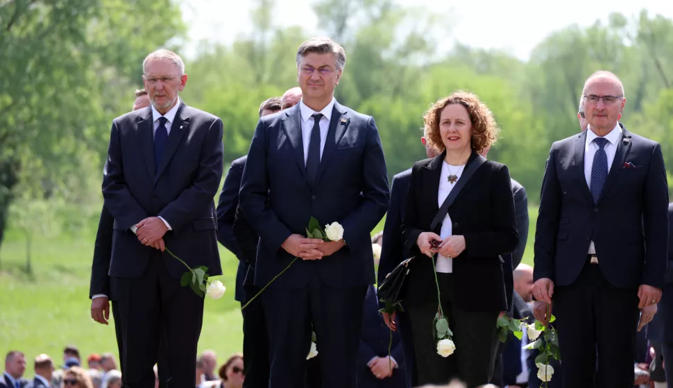 Jasenovac, 22.04.2025. - Komemoracija u spomen na žrtve ustaškog logora Jasenovac pod nazivom "80 godina, 80 sudbina" pod pokroviteljstvom Hrvatskoga sabora na kojoj je prisustvovao državni vrh: predsjednik Republike Hrvatske Zoran Milanović, predsjednik Sabora Gordan Jandroković te premijer Andrej Plenković. Na fotografiji Davor Božinović, Andrej Plenković, Nina Obuljen Koržinek; Gordan Grlić-Radman. foto HINA/ Damir SENČAR/ tm