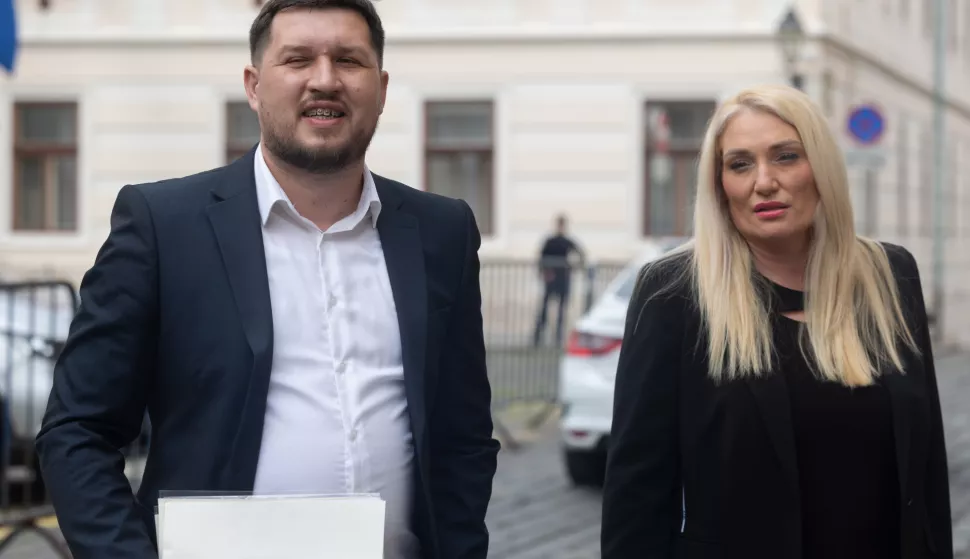 Zagreb, 23.04.2025. - Udruga Spasimo male obiteljske iznajmljivače (SMOi) na konferenciji za medije ispred Ustavnog suda izvijestili su o razlozima predaje tom sudu prijedloga za ocjenu suglasnosti tri zakona s Ustavom RH (zakoni o lokalnim porezima, o ugostiteljskoj djelatnosti i o upravljanju i održavanju zgrada).Na fotografiji Vedran Tomić, Hana Matić.foto HINA/ Edvard ŠUŠAK