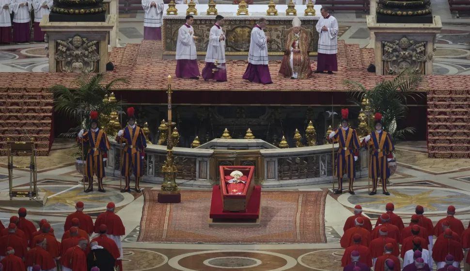 epa12049180 The body of Pope Francis lies inside St. Peter's Basilica, Vatican City, 23 April 2025. Faithfull and well-wishers will be able pay their respects to the spiritual leader, who died on Easter Monday, 21 April 2025 aged 88, until his funeral on 26 April in the plaza in front of the basilica. EPA/ANDREW MEDICHINI/POOL