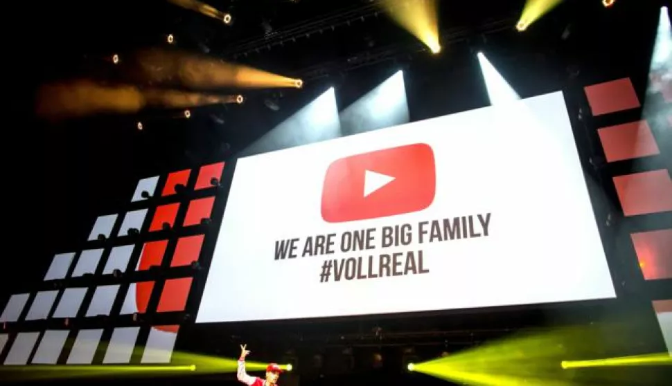 epa05498915 The words 'We Are One Big Family #Vollreal' and the YouTube logo are projected on a screen at the 'VideoDays', the biggest YouTuber meeting in Europe, in Cologne, Germany, 19 August 2016. EPA/MAJA HITIJ------MOZAIK, 3 stupca