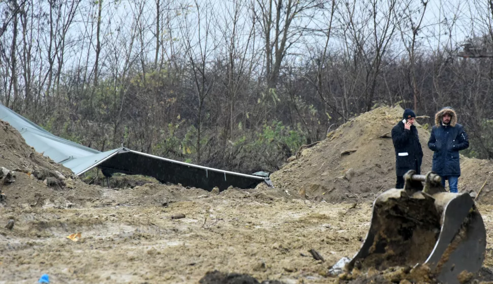 novosti...pacetin-bobota...26.11.2021.njiva kod divljeg deponija koji se nalazi uz cestu pacetin - bobota; potpredsjednik vlade i ministar hrvatskih branitelja tomo medved obisao lokaciju na kojoj su pronadjeni posmrtni ostatci najmanje pet osoba, koji potjecu iz domovinskog rata; foto Gordan Panić