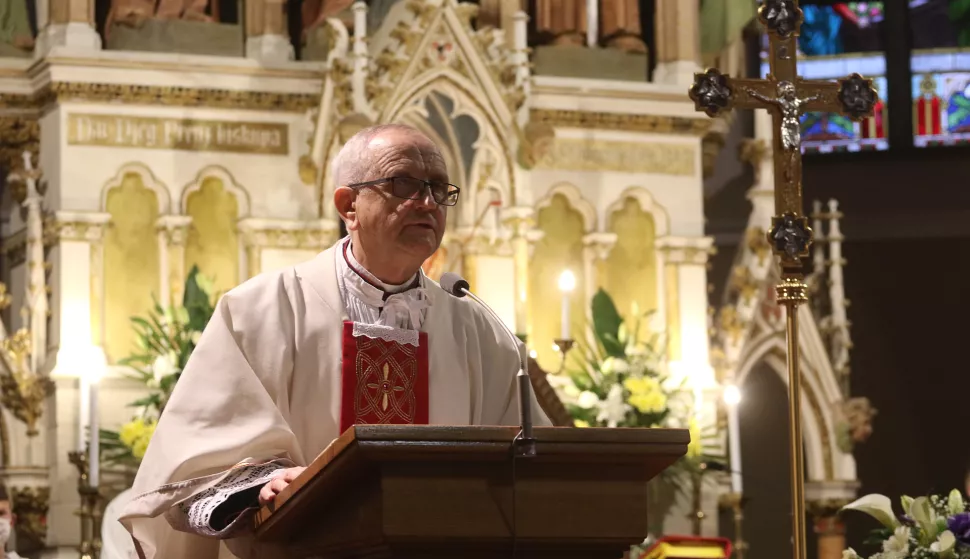 Osijek, 04. 04. 2021, Osjecka konkatedrala, Prva misa u 6:30 sati. Nedjelja uskrsnuca Gospodnjeg - Uskrs. Pod misom blagoslov jela. Misu je sluzio vlc. Adam Bernatovic.snimio GOJKO MITIĆ