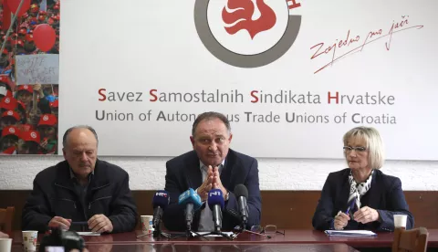 Zagreb, 24.04.2025. - Mladen Novosel, predsjednik Saveza samostalnih sindikata Hrvatske (SSSH), Jasenka Vuk&scaron;ić, predsjednica Sindikata graditeljstva Hrvatske (SGH) i Eduard Andrić, predsjednik Sindikata turizma i usluga Hrvatske (STUH) održali su konferenciju za medije na kojoj su predstaviti inicijativu SSSH za tri razine minimalnog dohotka. Na fotografiji (L-D) Eduard Andrić, Mladen Novosel, Jasenka Vuk&scaron;ić. foto HINA /Zvonimir KUHTIĆ/ kuzo