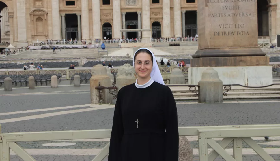 Nina Benedikta Krapić, Vatikan, Rim, trg sv, petra