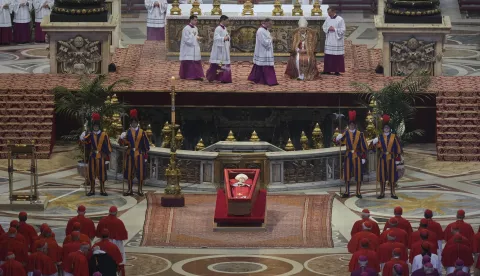epa12049180 The body of Pope Francis lies inside St. Peter's Basilica, Vatican City, 23 April 2025. Faithfull and well-wishers will be able pay their respects to the spiritual leader, who died on Easter Monday, 21 April 2025 aged 88, until his funeral on 26 April in the plaza in front of the basilica. EPA/ANDREW MEDICHINI/POOL