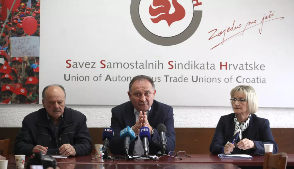 Zagreb, 24.04.2025. - Mladen Novosel, predsjednik Saveza samostalnih sindikata Hrvatske (SSSH), Jasenka Vukšić, predsjednica Sindikata graditeljstva Hrvatske (SGH) i Eduard Andrić, predsjednik Sindikata turizma i usluga Hrvatske (STUH) održali su konferenciju za medije na kojoj su predstaviti inicijativu SSSH za tri razine minimalnog dohotka. Na fotografiji (L-D) Eduard Andrić, Mladen Novosel, Jasenka Vukšić. foto HINA /Zvonimir KUHTIĆ/ kuzo