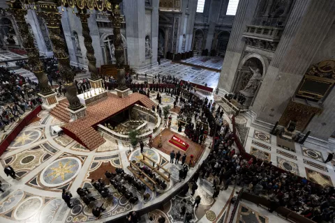 epa12050906 People line up at St. Peter's Basilica to pay their respects to late Pope Francis laying in state at the St. Peter's Basilica in Vatican City, 24 April 2025. Faithful and well-wishers will be able to pay their respects to Pope Francis, who died on 21 April 2025, aged 88, until his funeral on 26 April in the plaza in front of the basilica. EPA/MASSIMO PERCOSSI