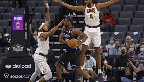 epa09678040 Sacramento Kings forward Harrison Barnes (C) in action as Cleveland Cavaliers forward Lamar Stevens (L) and Cleveland Cavaliers center Evan Mobley (R) defend during the first half of their NBA game at the Golden 1 Center in Sacramento, California, USA, 10 January 2022. EPA/JOHN G. MABANGLO SHUTTERSTOCK OUT