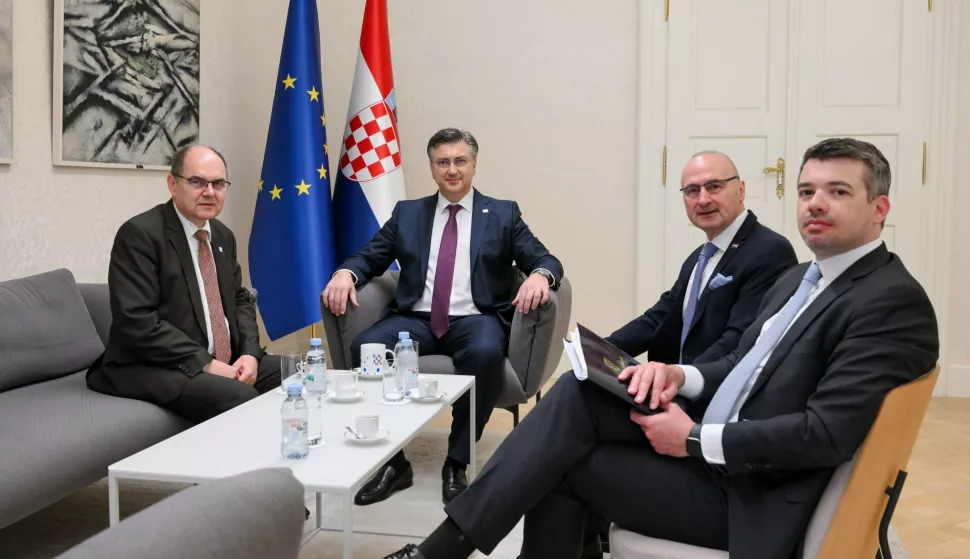 ZAGREB, 25. travnja 2025. (Hina) - Premijer Andrej Plenković pozvao je u petak na smirivanje napetosti u Bosni i Hercegovini nakon sastanka s visokim predstavnikom za BiH Christianom Schmidtom. 