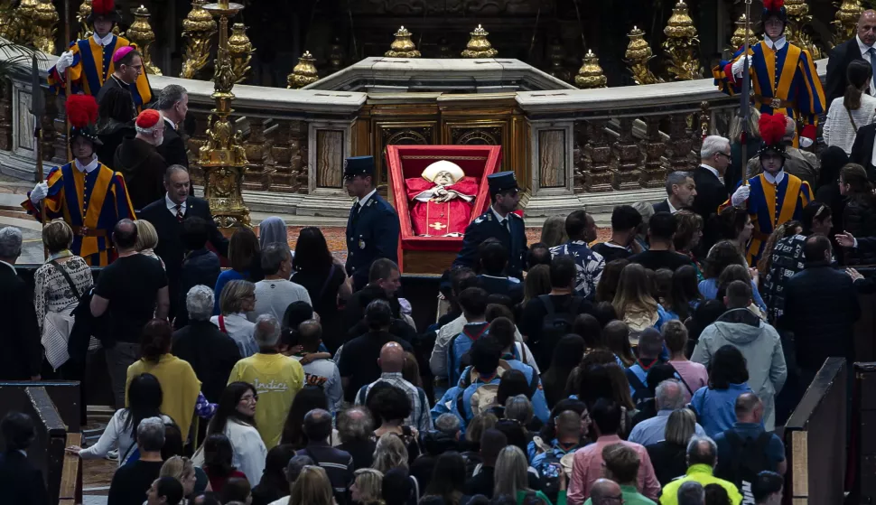 epa12054592 Members of the public line up to pay their respects to Pope Francis as he lies in state inside the Saint Peter's Basilica, in Vatican City, 25 April 2025. Faithful and well-wishers will be able to pay their respects to Pope Francis, who died on 21 April 2025, aged 88, until his funeral on 26 April. EPA/ANGELO CARCONI