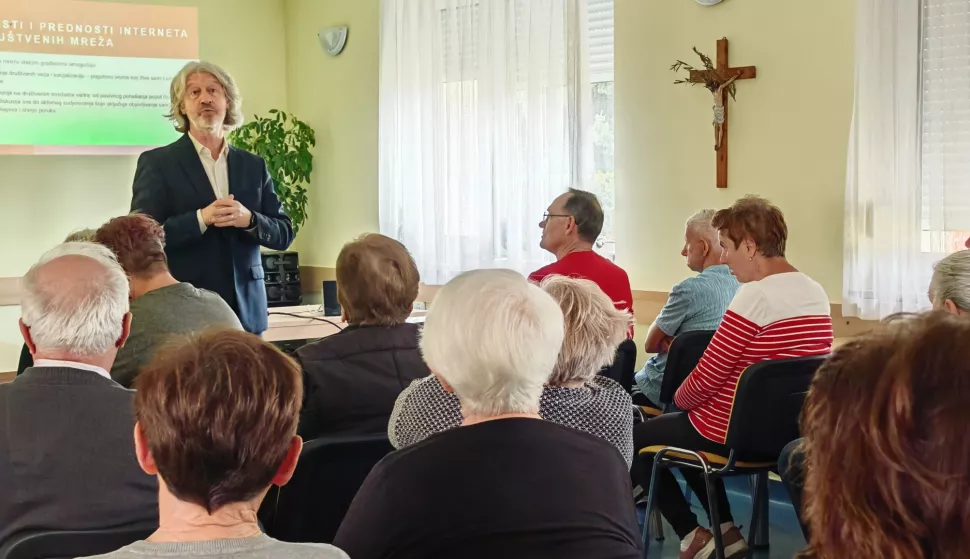 ĐAKOVO - U Centru Amadea su održana predavanja na temu sigurnog korištenja interneta i društvenih mreža za generaciju 60+. TRAVANJ 2025.
