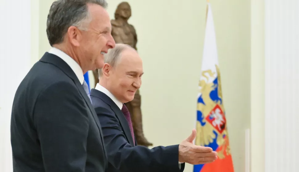 epa12054039 Russian President Vladimir Putin (R) greets US President's Special Envoy Steve Witkoff (L) before a meeting at the Kremlin in Moscow, Russia, 25 April 2025. EPA/KRISTINA KORMILITSYNA/SPUTNIK/KREMLIN POOL MANDATORY CREDIT