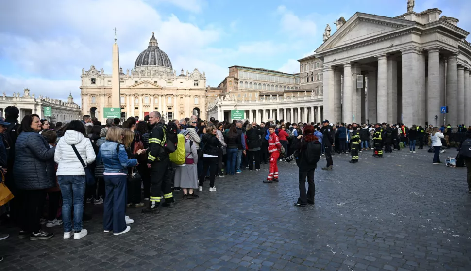 epa12053673 Faithful arrive at St. Peter's Square, Vatican City, 25 April 2025, to pay their respects to Pope Francis, who died on 21 April 2025, aged 88. The late pontiff's body is lying in state inside St. Peter's Basilica until his funeral in the plaza in front of the basilica on 26 April. EPA/DAREK DELMANOWICZ POLAND OUT