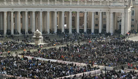 epa12055688 People gather at St. Peter's Square for the funeral Mass for Pope Francis, in Vatican City, 26 April 2025. Pope Francis passed away on Easter Monday, 21 April 2025, at the age of 88. EPA/DAREK DELMANOWICZ POLAND OUT