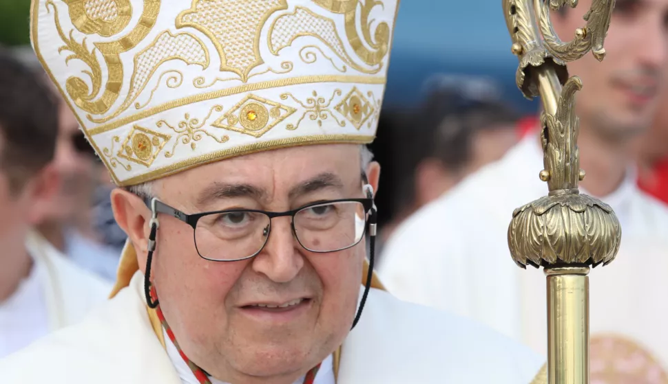 29.05.2023.,Sibenik - Nakon sto je kip sv. Frane morskim putem stigao na sibensku rivu procesijom je dosao do samostana i crkve sv Frane u Sibeniku. Proslavu i Svetu Misu povodom 800 godina franjevacke prisutnosti,700 godina sadasnjeg samostana i 600 godina posvete crkve sv Frane u Sibeniku predvodio je uzoriti Vinko kardinalo Puljic,nadbiskup vrhbosanski u miru. Photo: Dusko Jaramaz/PIXSELL