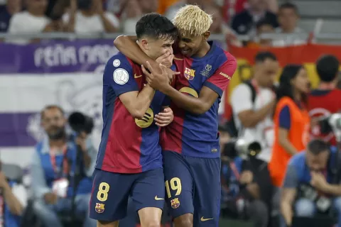 epa12057394 FC Barcelona's Pedri (L) celebrates scoring the 1-0 goal with teammate Lamine Yamal who assisted him during the Spanish King's Cup final soccer match between FC Barcelona and Real Madrid, in Seville, Spain, 26 April 2025. EPA/JULIO MUNOZ