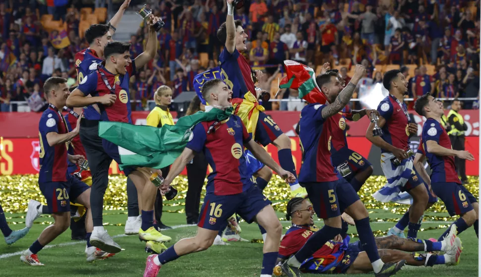 Soccer Football - Copa del Rey - Final - FC Barcelona v Real Madrid - Estadio de La Cartuja, Seville, Spain - April 26, 2025 FC Barcelona players celebrate after winning the Copa del Rey REUTERS/Marcelo Del Pozo Photo: Marcelo del Pozo/REUTERS