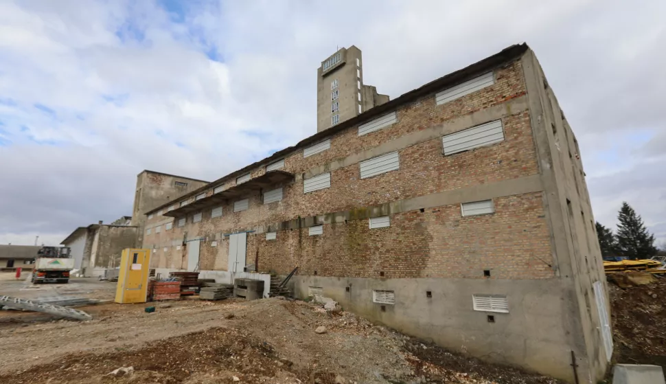 25.02.2025., Gospic - Gradjanska inicijativa Spasimo Gospic ovog vikenda priprema novi prosvjed koji ce se odrzati u krugu bivseg PPK Velebit. Mladi aktivist Mihael Podnar sa svojim mjestanima traze sto hitniju sanaciju tla i samog pogona u kojem se godinama bez dozvola deponirao stetni otpad, starih lijekova plastike i medicinskog otpada. Prema istraziteljima za nezakonito odlaganje sumnjici se poduzetnik Josip Sincek sa suradnicima. Prema prijavi stanovnika i susjeda obliznjeg pogona sumnja se na preko stotinu tona opasnog otpada koji je ilegalno daponiran i obradjivan u strojevima za mljevenje. Photo: Robert Anic/PIXSELL