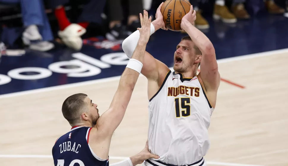 epa12053408 Denver Nuggets center Nikola Jokic (R) drives to the basket with the ball while being guarded by LA Clippers center Ivica Zubac (L) during the second half of the first round playoff game between the Denver Nuggets and Los Angeles Clippers in Inglewood, California, USA, 24 April 2025. EPA/CAROLINE BREHMAN SHUTTERSTOCK OUT