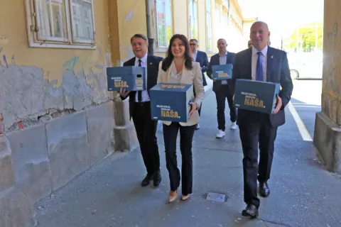 Osijek, 27. 04. 2025, Županisko izborno povjerenstvo, Nataša Tramišak predaja potpisa za županicu OBŽ.snimio GOJKO MITIĆ