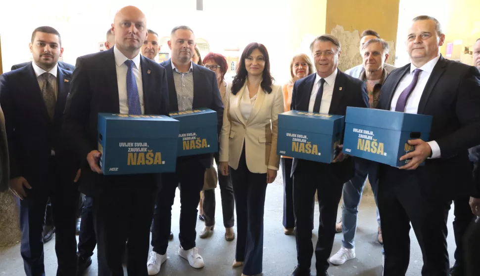 Osijek, 27. 04. 2025, Županisko izborno povjerenstvo, Nataša Tramišak predaja potpisa za županicu OBŽ.snimio GOJKO MITIĆ