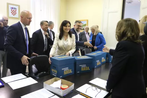 Osijek, 27. 04. 2025, Županisko izborno povjerenstvo, Nataša Tramišak predaja potpisa za županicu OBŽ.snimio GOJKO MITIĆ
