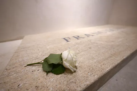 epa12057705 A handout photo made available by The Vatican Media shows the tomb of Pope Francis at the Papal Basilica of Saint Mary Major in Rome, Italy, 27 April 2025. Pope Francis passed away on Easter Monday, 21 April 2025, at the age of 88. EPA/US VATICAN MEDIA HANDOUT HANDOUT EDITORIAL USE ONLY/NO SALES