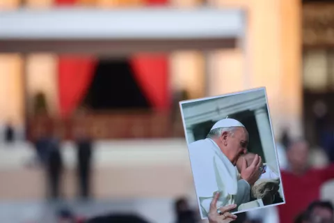 epa12055574 An individual holds up a photograph of Pope Francis prior to the start of the funeral Mass of Pope Francis in St. Peter's Square, on the parvis of Saint Peter's Basilica, in Vatican City, 26 April 2025. Pope Francis passed away on Easter Monday, 21 April 2025, at the age of 88. EPA/MASSIMO PERCOSSI