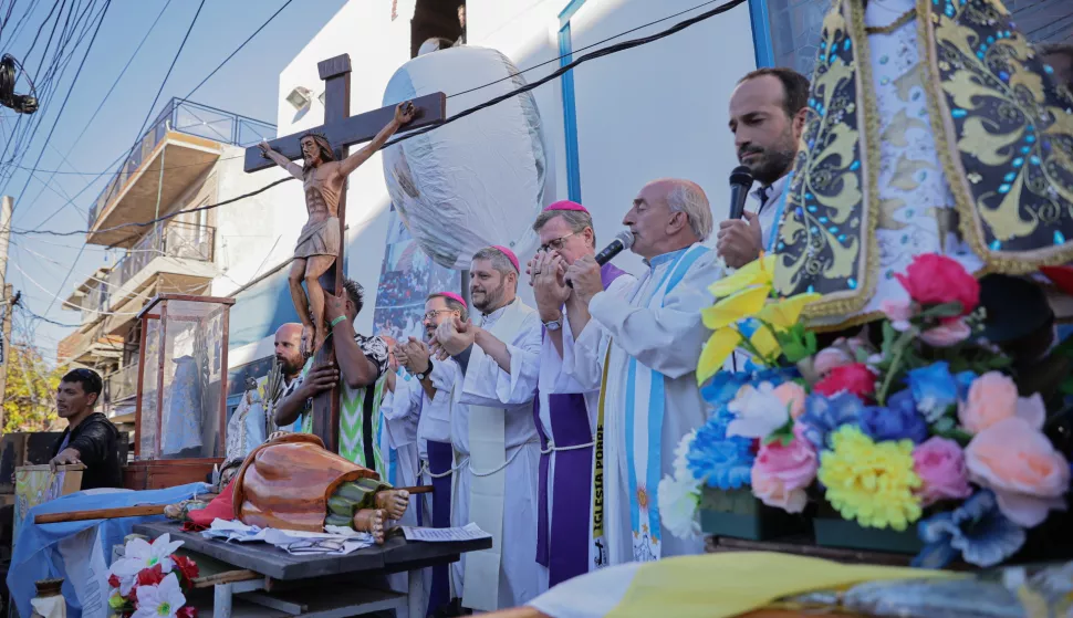 epa12057548 Father Lorenzo 'Toto' de Vedia (2-R) presides over the homily during a tribute to Pope Francis in Buenos Aires, Argentina, 26 April 2025. Priests of the popular and impoverished slums of Argentina remembered Pope Francis as 'The pope of the slums'. EPA/STRINGER