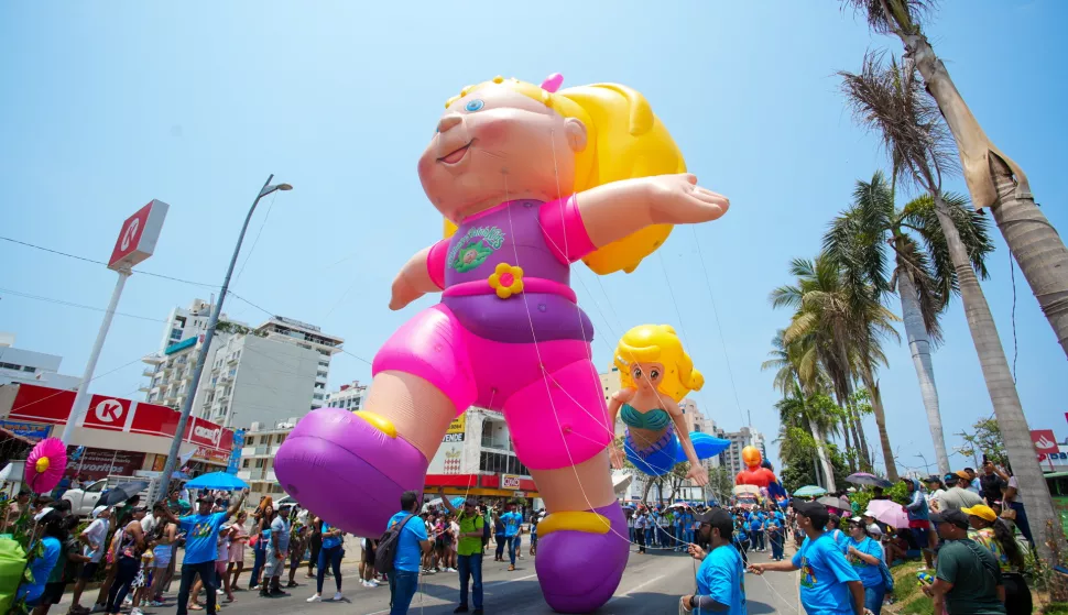 epaselect epa12057556 People participate in a parade of giant balloon figures in Acapulco, Mexico, 26 April 2025. Tourists and residents of the Mexican port of Acapulco overcame the wave of violence of this Easter vacation by crowding a parade of giant balloons, which sealed a period of almost total hotel occupancy despite nearly 40 murders within two weeks. EPA/David Guzman