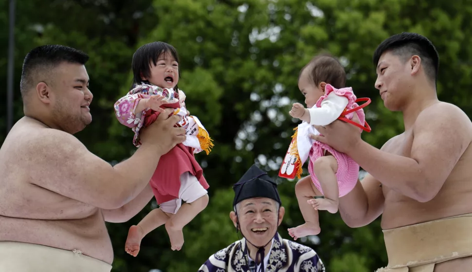 epa12055800 Amateur sumo wrestlers hold babies during Nakizumo, a baby crying contest at Sensoji Temple in Tokyo's Asakusa district, Japan, 26 April 2025. Some 160 babies born in 2024 participated in the spring event, praying for their good health and growth. The baby who begins to cry first and the loudest is declared the winner, as it is said in Japan that a crying baby grows healthy and strong. EPA/FRANCK ROBICHON