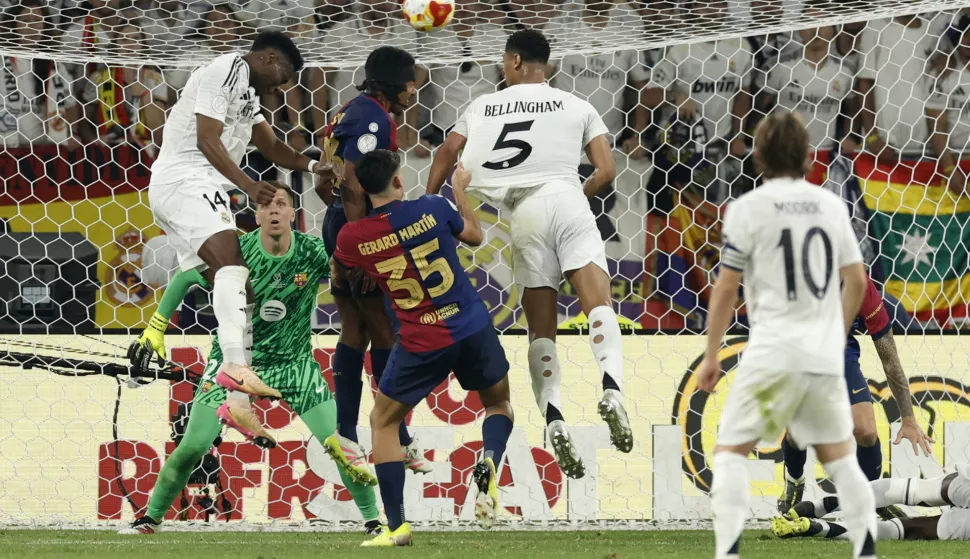 epa12057493 Real Madrid's Aurelien Tchouameni (L) scores the 1-2 goal during the Spanish King's Cup final soccer match between FC Barcelona and Real Madrid, in Seville, Spain, 26 April 2025. EPA/JULIO MUNOZ