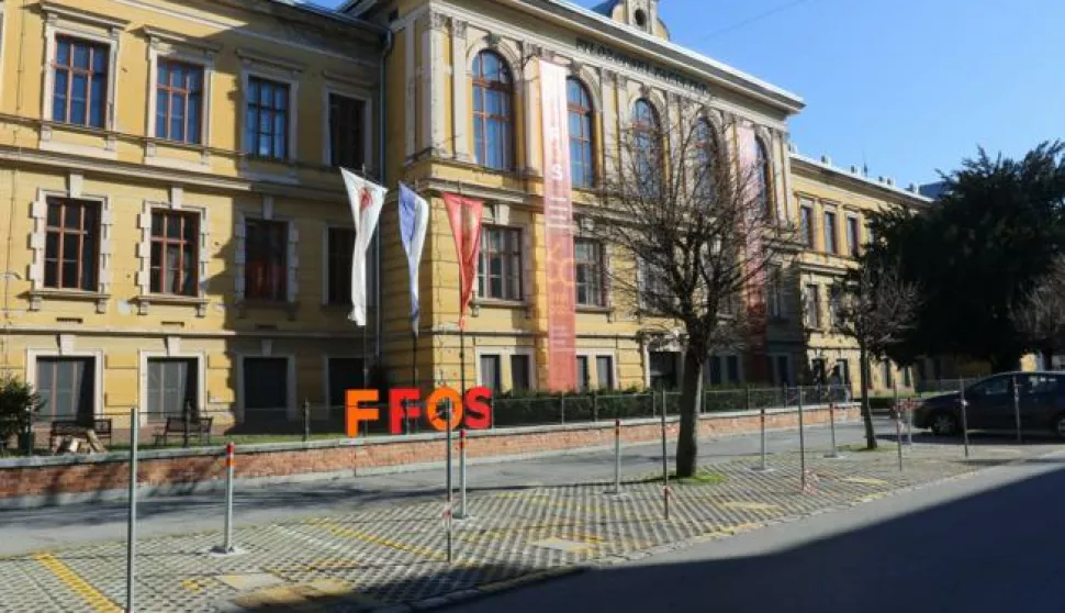 Osijek, 15. 05. 2021, Jagerova ulica, Filozofski fakulte Osijek. Pred FFOS, osvanula cudna suma na parkiralustu koje je rezervirano za djelatnike fakulteta. Cudna suma, metalnih stupova na parkingu...snimio GOJKO MITIC