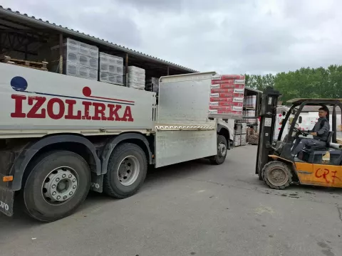Osječka tvrtka Izolirka donira pun kamion žbuke za unutarnji prostor obitelji Horvatić