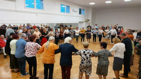 U nedjelju je održana još jedna plesna večer za umirovljenikeSLAVONSKI BROD, TRAVANJ 2025.