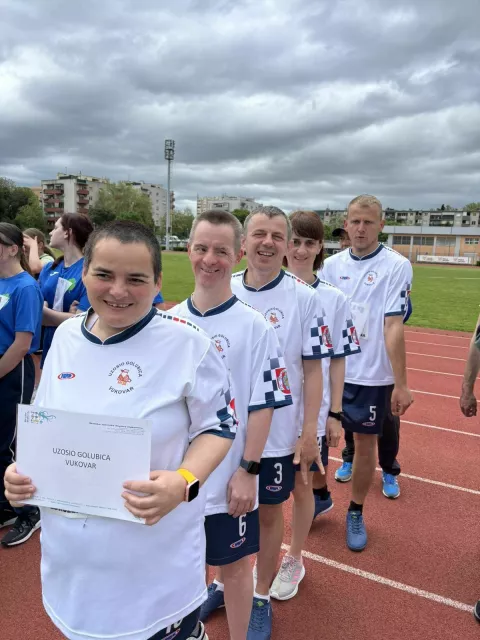 VUKOVARKorisnici Udruge za osobe s intelektualnim oštećenjem Golubica Vukovar u okviru programa "Možemo i mi III" sudjelovali su na Otvorenom prvenstvu Hrvatske u atletici i Mitingu u združenoj atletici koje je održano u Puli.travanj 2025.