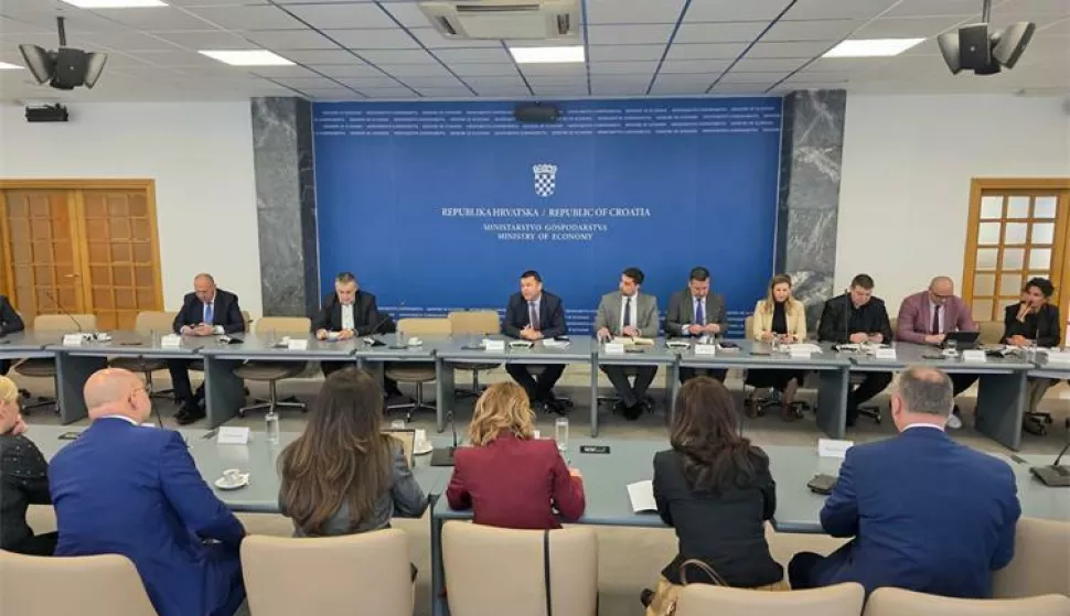 ZAGREB, 28. travnja 2025. (Hina) - Na prvoj sjednici Međuresornog povjerenstva za praćenje izvoza u SAD, koje je osnovano zbog pravovremenog i organiziranog djelovanja Vlade RH s ciljem zaštite hrvatskih izvoznika, posebna pažnja bila je usmjerena na farmaceutsku, obrambenu i IT industriju, priopćeno je u ponedjeljak iz Ministarstva gospodarstva. 