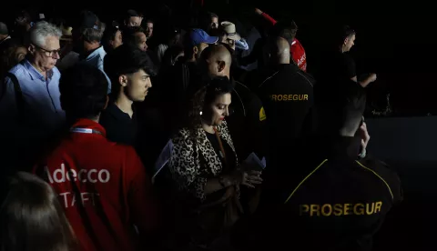 epa12060266 Several attendants leave Caja Magica tennis complex amid Mutua Madrid Open tennis tournament after a blackout hit Spain and Portugal in Madrid, Spain, 28 April 2025. A massive blackout has hit large parts of Spain and spread to neighbouring Portugal and France, disrupting transport systems, internet connections and daily life, according to authorities. The exact cause of the blackout is unknown. EPA/CHEMA MOYA