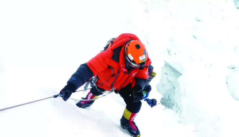 epa05316836 A handout picture provided by Technical Climbing Club of Myanmar (TCCM) on 19 May 2016 shows Myanmar mountaineer Pyae Phyo Aung on his way to reach the summit of Mount Everest, Nepal, 04 May 2016. Myanmar mountaineers Pyae Phyo Aung and Win Ko Ko on 19 May 2016 summited Mount Everest as the first Myanmar team ever. EPA/NYI NYI AUNG/TCCM/HANDOUT HANDOUT/ EDITORIAL USE ONLY/NO SALES HANDOUT EDITORIAL USE ONLY/NO SALES