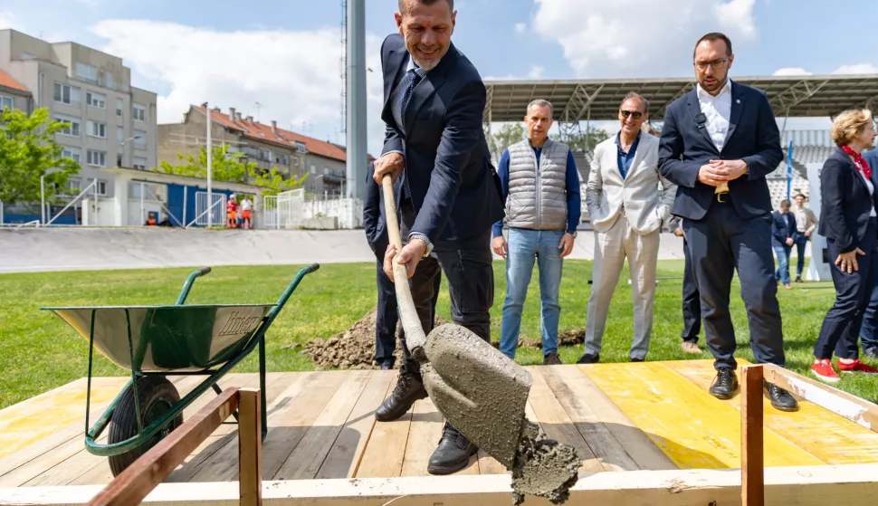 Zagreb, 28.04.2025. - Gradonačelnik Grada Zagreba Tomislav Tomašević i zamjenik gradonačelnika Luka Korlaet polaganjem kamena temeljca obilježili su početak radova na rekonstrukciji nogometnog stadiona Zagreb.Na fotografiji Zvonimir Boban.foto HINA/ Edvard ŠUŠAK/ es